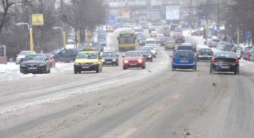 Plecați la drum? Șoferii sunt obligați să echipeze mașinile în mod corespunzător sezonului rece